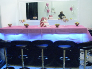 סידור שולחן בלופט למסיבת רווקות